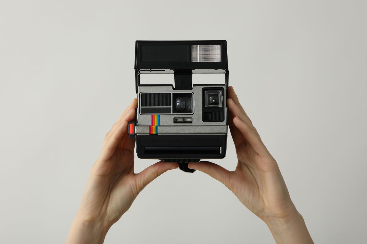 Dizainas ir pojūtis: retro menas prieš žaismingą energiją